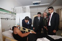Cumhurbaşkanı Yardımcısı Sayın Oktay ve Vali Şahin, Gülhane Eğitim ve Araştırma Hastanesinde Tedavi Gören Askerleri Ziyaret Etti