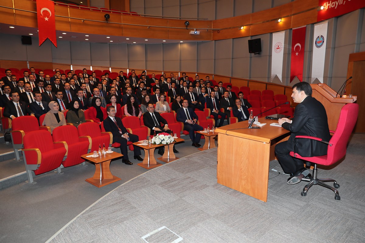 Vali Şahin, 107. Dönem Kaymakam Adaylarıyla Tecrübelerini Paylaştı
