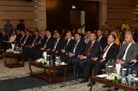 Ankara Kültür Turizm Çalıştayı, Vali Vasip Şahin himayelerinde Bilkent Otel ve Konferans Merkezi’nde yapıldı.  Çalıştaya Vali Şahin’in yanı sıra Altındağ Belediye Başkanı Asım Balcı, akademisyenler ve sektör temsilcileri katıldı.  Ankara turizmini geliştirmek ve kentin turizmi için belirlenen hedeflere ulaşmak amacıyla yapılan çalıştayda Vali Vasip Şahin, dört aydır devam eden çalışmaya katkıda bulunanlara teşekkür ederek “Biz bu çalışmalar sonucunda oluşturulan önerileri dikkate alacağız. Bu önerilerden bütün kurumlarımız kendi üzerine düşen payı almak durumunda.” ifadelerini kullandı.  Çalıştayda üretilen fikirlerin ya da daha sonra oluşturulacak katkıların uygulanmasının takibi için bir komisyon kurulacağını, katkıda bulunan tüm kurumların temsilcileri ile toplantılar yaparak birlikte karar verileceğini ifade eden Vali Şahin, ortaya konan projelerin, ayakları yere sağlam basan projeler olduğunu, bütçe imkânları dâhilinde ciddi çalışmalar yapılacağını söyledi.  Vali Şahin “Etrafımızdaki coğrafya, iller en az Ankara kadar tarihî, kültürel, anıtsal değerlere sahiptir. Nevşehir, Kayseri, Sivas, Aksaray, Konya, Eskişehir, Bolu, bütün Anadolu gezilip görülüp özellikle tarihî, kültürel turizmi açısından bilinmesi gereken çok yere sahip. Dolayısıyla Anadolu’nun bu geniş spektrumu Ankara’nın biricikliğini engelliyor. Ama her hâlükârda biz zenginliğimizi, değerimizi pazarlamak durumundayız. Önce kendi insanımıza, sonra dünyaya daha fazla tanıtmak durumundayız. Bunu da emek vere vere yapacağız.” diye konuştu.  Ankara’nın Kızılcahamam, Haymana, Ayaş ilçelerinin sağlık turizmi açısından önemine değinen Vali Şahin, fizik tedavi, rehabilitasyon hastanesi yapılabileceğini, buna yönelik birtakım çalışmalara da başlandığını belirterek “Turizm açısından, özellikle iş turizmi, kongre turizmi açısından Ankara çok şanslı değil. Hiç olmazsa iş turizmini canlandırmak bakımından şu anda Akyurt’ta bir fuar alanımızın inşaatı yüzde otuzları geçti. İnşallah yıl sonuna kadar Ankara’mızın iş dünyasına, hem ulusal hem uluslararası fuarlara hizmete hazır hâle getirmiş olacağız. Bu da Ankara’nın turizmine, ekonomisine ayrı bir canlılık sağlamış olacak.” dedi. 
