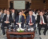 Ankara Kültür Turizm Çalıştayı, Vali Vasip Şahin himayelerinde Bilkent Otel ve Konferans Merkezi’nde yapıldı.  Çalıştaya Vali Şahin’in yanı sıra Altındağ Belediye Başkanı Asım Balcı, akademisyenler ve sektör temsilcileri katıldı.  Ankara turizmini geliştirmek ve kentin turizmi için belirlenen hedeflere ulaşmak amacıyla yapılan çalıştayda Vali Vasip Şahin, dört aydır devam eden çalışmaya katkıda bulunanlara teşekkür ederek “Biz bu çalışmalar sonucunda oluşturulan önerileri dikkate alacağız. Bu önerilerden bütün kurumlarımız kendi üzerine düşen payı almak durumunda.” ifadelerini kullandı.  Çalıştayda üretilen fikirlerin ya da daha sonra oluşturulacak katkıların uygulanmasının takibi için bir komisyon kurulacağını, katkıda bulunan tüm kurumların temsilcileri ile toplantılar yaparak birlikte karar verileceğini ifade eden Vali Şahin, ortaya konan projelerin, ayakları yere sağlam basan projeler olduğunu, bütçe imkânları dâhilinde ciddi çalışmalar yapılacağını söyledi.  Vali Şahin “Etrafımızdaki coğrafya, iller en az Ankara kadar tarihî, kültürel, anıtsal değerlere sahiptir. Nevşehir, Kayseri, Sivas, Aksaray, Konya, Eskişehir, Bolu, bütün Anadolu gezilip görülüp özellikle tarihî, kültürel turizmi açısından bilinmesi gereken çok yere sahip. Dolayısıyla Anadolu’nun bu geniş spektrumu Ankara’nın biricikliğini engelliyor. Ama her hâlükârda biz zenginliğimizi, değerimizi pazarlamak durumundayız. Önce kendi insanımıza, sonra dünyaya daha fazla tanıtmak durumundayız. Bunu da emek vere vere yapacağız.” diye konuştu.  Ankara’nın Kızılcahamam, Haymana, Ayaş ilçelerinin sağlık turizmi açısından önemine değinen Vali Şahin, fizik tedavi, rehabilitasyon hastanesi yapılabileceğini, buna yönelik birtakım çalışmalara da başlandığını belirterek “Turizm açısından, özellikle iş turizmi, kongre turizmi açısından Ankara çok şanslı değil. Hiç olmazsa iş turizmini canlandırmak bakımından şu anda Akyurt’ta bir fuar alanımızın inşaatı yüzde otuzları geçti. İnşallah yıl sonuna kadar Ankara’mızın iş dünyasına, hem ulusal hem uluslararası fuarlara hizmete hazır hâle getirmiş olacağız. Bu da Ankara’nın turizmine, ekonomisine ayrı bir canlılık sağlamış olacak.” dedi. 