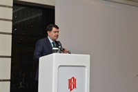 Ankara Kültür Turizm Çalıştayı, Vali Vasip Şahin himayelerinde Bilkent Otel ve Konferans Merkezi’nde yapıldı.  Çalıştaya Vali Şahin’in yanı sıra Altındağ Belediye Başkanı Asım Balcı, akademisyenler ve sektör temsilcileri katıldı.  Ankara turizmini geliştirmek ve kentin turizmi için belirlenen hedeflere ulaşmak amacıyla yapılan çalıştayda Vali Vasip Şahin, dört aydır devam eden çalışmaya katkıda bulunanlara teşekkür ederek “Biz bu çalışmalar sonucunda oluşturulan önerileri dikkate alacağız. Bu önerilerden bütün kurumlarımız kendi üzerine düşen payı almak durumunda.” ifadelerini kullandı.  Çalıştayda üretilen fikirlerin ya da daha sonra oluşturulacak katkıların uygulanmasının takibi için bir komisyon kurulacağını, katkıda bulunan tüm kurumların temsilcileri ile toplantılar yaparak birlikte karar verileceğini ifade eden Vali Şahin, ortaya konan projelerin, ayakları yere sağlam basan projeler olduğunu, bütçe imkânları dâhilinde ciddi çalışmalar yapılacağını söyledi.  Vali Şahin “Etrafımızdaki coğrafya, iller en az Ankara kadar tarihî, kültürel, anıtsal değerlere sahiptir. Nevşehir, Kayseri, Sivas, Aksaray, Konya, Eskişehir, Bolu, bütün Anadolu gezilip görülüp özellikle tarihî, kültürel turizmi açısından bilinmesi gereken çok yere sahip. Dolayısıyla Anadolu’nun bu geniş spektrumu Ankara’nın biricikliğini engelliyor. Ama her hâlükârda biz zenginliğimizi, değerimizi pazarlamak durumundayız. Önce kendi insanımıza, sonra dünyaya daha fazla tanıtmak durumundayız. Bunu da emek vere vere yapacağız.” diye konuştu.  Ankara’nın Kızılcahamam, Haymana, Ayaş ilçelerinin sağlık turizmi açısından önemine değinen Vali Şahin, fizik tedavi, rehabilitasyon hastanesi yapılabileceğini, buna yönelik birtakım çalışmalara da başlandığını belirterek “Turizm açısından, özellikle iş turizmi, kongre turizmi açısından Ankara çok şanslı değil. Hiç olmazsa iş turizmini canlandırmak bakımından şu anda Akyurt’ta bir fuar alanımızın inşaatı yüzde otuzları geçti. İnşallah yıl sonuna kadar Ankara’mızın iş dünyasına, hem ulusal hem uluslararası fuarlara hizmete hazır hâle getirmiş olacağız. Bu da Ankara’nın turizmine, ekonomisine ayrı bir canlılık sağlamış olacak.” dedi. 