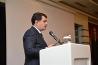 Ankara Kültür Turizm Çalıştayı, Vali Vasip Şahin himayelerinde Bilkent Otel ve Konferans Merkezi’nde yapıldı.  Çalıştaya Vali Şahin’in yanı sıra Altındağ Belediye Başkanı Asım Balcı, akademisyenler ve sektör temsilcileri katıldı.  Ankara turizmini geliştirmek ve kentin turizmi için belirlenen hedeflere ulaşmak amacıyla yapılan çalıştayda Vali Vasip Şahin, dört aydır devam eden çalışmaya katkıda bulunanlara teşekkür ederek “Biz bu çalışmalar sonucunda oluşturulan önerileri dikkate alacağız. Bu önerilerden bütün kurumlarımız kendi üzerine düşen payı almak durumunda.” ifadelerini kullandı.  Çalıştayda üretilen fikirlerin ya da daha sonra oluşturulacak katkıların uygulanmasının takibi için bir komisyon kurulacağını, katkıda bulunan tüm kurumların temsilcileri ile toplantılar yaparak birlikte karar verileceğini ifade eden Vali Şahin, ortaya konan projelerin, ayakları yere sağlam basan projeler olduğunu, bütçe imkânları dâhilinde ciddi çalışmalar yapılacağını söyledi.  Vali Şahin “Etrafımızdaki coğrafya, iller en az Ankara kadar tarihî, kültürel, anıtsal değerlere sahiptir. Nevşehir, Kayseri, Sivas, Aksaray, Konya, Eskişehir, Bolu, bütün Anadolu gezilip görülüp özellikle tarihî, kültürel turizmi açısından bilinmesi gereken çok yere sahip. Dolayısıyla Anadolu’nun bu geniş spektrumu Ankara’nın biricikliğini engelliyor. Ama her hâlükârda biz zenginliğimizi, değerimizi pazarlamak durumundayız. Önce kendi insanımıza, sonra dünyaya daha fazla tanıtmak durumundayız. Bunu da emek vere vere yapacağız.” diye konuştu.  Ankara’nın Kızılcahamam, Haymana, Ayaş ilçelerinin sağlık turizmi açısından önemine değinen Vali Şahin, fizik tedavi, rehabilitasyon hastanesi yapılabileceğini, buna yönelik birtakım çalışmalara da başlandığını belirterek “Turizm açısından, özellikle iş turizmi, kongre turizmi açısından Ankara çok şanslı değil. Hiç olmazsa iş turizmini canlandırmak bakımından şu anda Akyurt’ta bir fuar alanımızın inşaatı yüzde otuzları geçti. İnşallah yıl sonuna kadar Ankara’mızın iş dünyasına, hem ulusal hem uluslararası fuarlara hizmete hazır hâle getirmiş olacağız. Bu da Ankara’nın turizmine, ekonomisine ayrı bir canlılık sağlamış olacak.” dedi. 