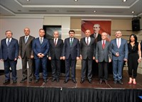 Ankara Kültür Turizm Çalıştayı, Vali Vasip Şahin himayelerinde Bilkent Otel ve Konferans Merkezi’nde yapıldı.  Çalıştaya Vali Şahin’in yanı sıra Altındağ Belediye Başkanı Asım Balcı, akademisyenler ve sektör temsilcileri katıldı.  Ankara turizmini geliştirmek ve kentin turizmi için belirlenen hedeflere ulaşmak amacıyla yapılan çalıştayda Vali Vasip Şahin, dört aydır devam eden çalışmaya katkıda bulunanlara teşekkür ederek “Biz bu çalışmalar sonucunda oluşturulan önerileri dikkate alacağız. Bu önerilerden bütün kurumlarımız kendi üzerine düşen payı almak durumunda.” ifadelerini kullandı.  Çalıştayda üretilen fikirlerin ya da daha sonra oluşturulacak katkıların uygulanmasının takibi için bir komisyon kurulacağını, katkıda bulunan tüm kurumların temsilcileri ile toplantılar yaparak birlikte karar verileceğini ifade eden Vali Şahin, ortaya konan projelerin, ayakları yere sağlam basan projeler olduğunu, bütçe imkânları dâhilinde ciddi çalışmalar yapılacağını söyledi.  Vali Şahin “Etrafımızdaki coğrafya, iller en az Ankara kadar tarihî, kültürel, anıtsal değerlere sahiptir. Nevşehir, Kayseri, Sivas, Aksaray, Konya, Eskişehir, Bolu, bütün Anadolu gezilip görülüp özellikle tarihî, kültürel turizmi açısından bilinmesi gereken çok yere sahip. Dolayısıyla Anadolu’nun bu geniş spektrumu Ankara’nın biricikliğini engelliyor. Ama her hâlükârda biz zenginliğimizi, değerimizi pazarlamak durumundayız. Önce kendi insanımıza, sonra dünyaya daha fazla tanıtmak durumundayız. Bunu da emek vere vere yapacağız.” diye konuştu.  Ankara’nın Kızılcahamam, Haymana, Ayaş ilçelerinin sağlık turizmi açısından önemine değinen Vali Şahin, fizik tedavi, rehabilitasyon hastanesi yapılabileceğini, buna yönelik birtakım çalışmalara da başlandığını belirterek “Turizm açısından, özellikle iş turizmi, kongre turizmi açısından Ankara çok şanslı değil. Hiç olmazsa iş turizmini canlandırmak bakımından şu anda Akyurt’ta bir fuar alanımızın inşaatı yüzde otuzları geçti. İnşallah yıl sonuna kadar Ankara’mızın iş dünyasına, hem ulusal hem uluslararası fuarlara hizmete hazır hâle getirmiş olacağız. Bu da Ankara’nın turizmine, ekonomisine ayrı bir canlılık sağlamış olacak.” dedi. 