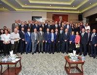 Ankara Kültür Turizm Çalıştayı, Vali Vasip Şahin himayelerinde Bilkent Otel ve Konferans Merkezi’nde yapıldı.  Çalıştaya Vali Şahin’in yanı sıra Altındağ Belediye Başkanı Asım Balcı, akademisyenler ve sektör temsilcileri katıldı.  Ankara turizmini geliştirmek ve kentin turizmi için belirlenen hedeflere ulaşmak amacıyla yapılan çalıştayda Vali Vasip Şahin, dört aydır devam eden çalışmaya katkıda bulunanlara teşekkür ederek “Biz bu çalışmalar sonucunda oluşturulan önerileri dikkate alacağız. Bu önerilerden bütün kurumlarımız kendi üzerine düşen payı almak durumunda.” ifadelerini kullandı.  Çalıştayda üretilen fikirlerin ya da daha sonra oluşturulacak katkıların uygulanmasının takibi için bir komisyon kurulacağını, katkıda bulunan tüm kurumların temsilcileri ile toplantılar yaparak birlikte karar verileceğini ifade eden Vali Şahin, ortaya konan projelerin, ayakları yere sağlam basan projeler olduğunu, bütçe imkânları dâhilinde ciddi çalışmalar yapılacağını söyledi.  Vali Şahin “Etrafımızdaki coğrafya, iller en az Ankara kadar tarihî, kültürel, anıtsal değerlere sahiptir. Nevşehir, Kayseri, Sivas, Aksaray, Konya, Eskişehir, Bolu, bütün Anadolu gezilip görülüp özellikle tarihî, kültürel turizmi açısından bilinmesi gereken çok yere sahip. Dolayısıyla Anadolu’nun bu geniş spektrumu Ankara’nın biricikliğini engelliyor. Ama her hâlükârda biz zenginliğimizi, değerimizi pazarlamak durumundayız. Önce kendi insanımıza, sonra dünyaya daha fazla tanıtmak durumundayız. Bunu da emek vere vere yapacağız.” diye konuştu.  Ankara’nın Kızılcahamam, Haymana, Ayaş ilçelerinin sağlık turizmi açısından önemine değinen Vali Şahin, fizik tedavi, rehabilitasyon hastanesi yapılabileceğini, buna yönelik birtakım çalışmalara da başlandığını belirterek “Turizm açısından, özellikle iş turizmi, kongre turizmi açısından Ankara çok şanslı değil. Hiç olmazsa iş turizmini canlandırmak bakımından şu anda Akyurt’ta bir fuar alanımızın inşaatı yüzde otuzları geçti. İnşallah yıl sonuna kadar Ankara’mızın iş dünyasına, hem ulusal hem uluslararası fuarlara hizmete hazır hâle getirmiş olacağız. Bu da Ankara’nın turizmine, ekonomisine ayrı bir canlılık sağlamış olacak.” dedi. 