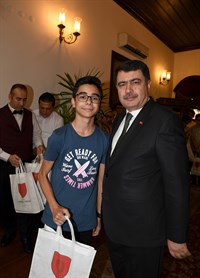 Vali Vasip Şahin, LGS’de Tam Puan Alan Öğrencileri Ödüllendirdi